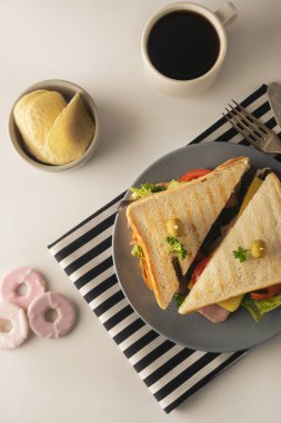 Ev yapımı sandviç. Jambon, peynir taze sebze ile tost çift panini. İş yerinde ya da öğle yemeğinde atıştırmalık. Açık arka plan.