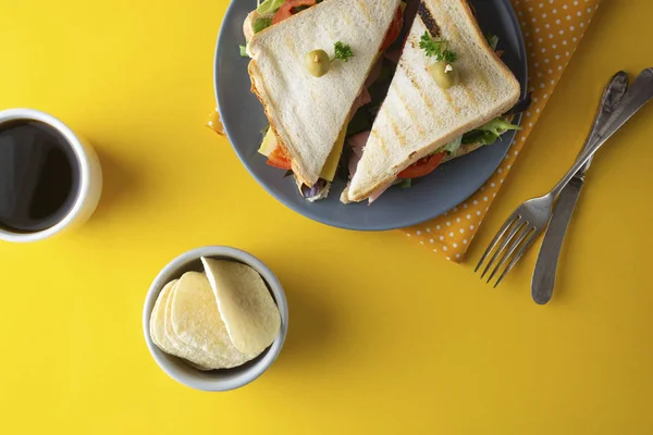 Sandwich con jamón. Panini doble tostado con jamón, queso vegetal fresco.Fondo amarillo. Puesta plana . — Foto de Stock