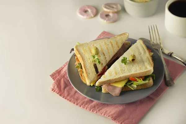 Sanduíche caseira. Torrado panini duplo com presunto, queijo legumes frescos. Lanche no trabalho ou almoço. Fundo de luz . — Fotografia de Stock