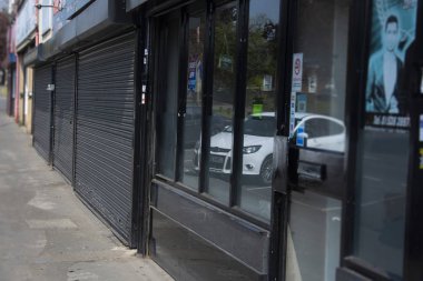 Corby, İngiltere. 18 Nisan 2019. Silindir kepenk kapıları Sokak görünümü, dükkanlar ekran.