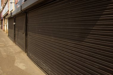 Corby, İngiltere. 18 Nisan 2019. Silindir kepenk kapıları Sokak görünümü, dükkanlar ekran.