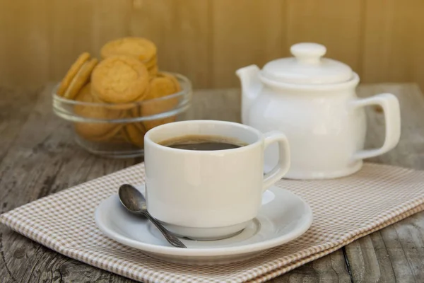 Una taza de café con galletas dulces, pan de jengibre. Imagen abstracta del desayuno. Rustick fondo de madera . — Foto de Stock