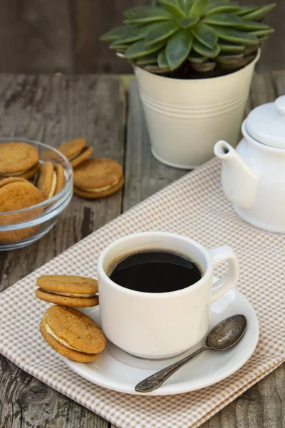 Una taza de café con galletas dulces, pan de jengibre. Imagen abstracta del desayuno. Rustick fondo de madera . — Foto de Stock
