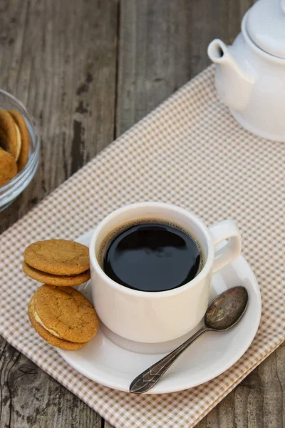 Una taza de café con galletas dulces, pan de jengibre. Imagen abstracta del desayuno. Rustick fondo de madera . — Foto de Stock