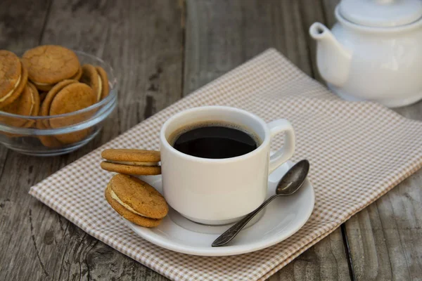 Una taza de café con galletas dulces, pan de jengibre. Imagen abstracta del desayuno. Rustick fondo de madera . — Foto de Stock