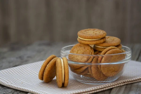 Сендвіч, імбирне здорове печиво з вершками, крупним планом, ізольоване. Печиво для чаю або закуски . — стокове фото