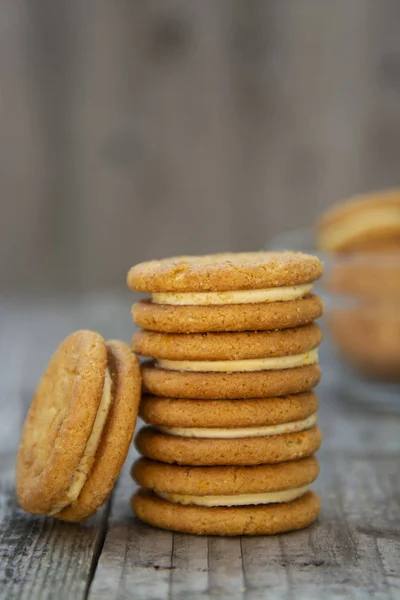 Sandwich, galletas saludables de jengibre con crema, de cerca, aislado. Galletas para té o merienda . — Foto de Stock