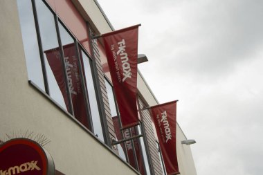Corby, İngiltere - 28 Nisan 2019 - Tk Maxx bir alışveriş merkezinde, mağazanın dış cephesinde tabela