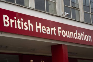 Corby, İngiltere - Nisan 28, 2019 - British Heart Foundation charity shop afiş, ön kapı, logo