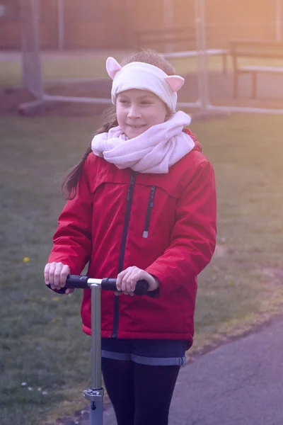코비, 영국. 4 월 29, 2019 - 공원에서 스쿠터를 타고 작은 아름다운 소녀. 교육·육아 개념 — 스톡 사진