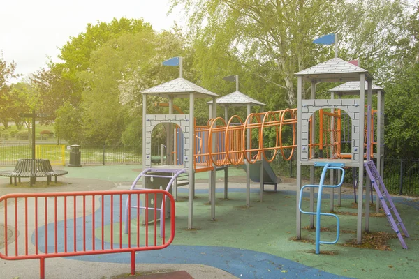 Corby, Wielka Brytania 28 kwietnia 2019-pusty plac zabaw, wiosna czas. — Zdjęcie stockowe