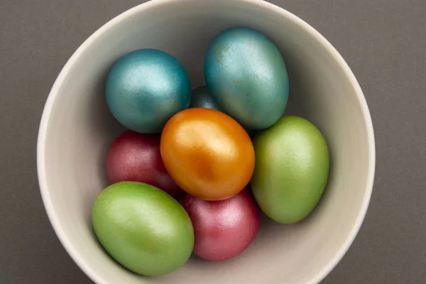 Barevná velikonoční vejce v míse, na šedém pozadí. Perlové velikonoční vajíčka. Pohled shora. Velikonoční pozdravy, recept. — Stock fotografie