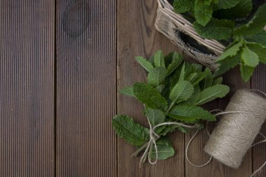 Ahşap arka plan üzerinde nane yaprakları kapatın. Yaz içkileri veya tatlı maddesi. Rustik tarz. İzole düz nane yatıyordu