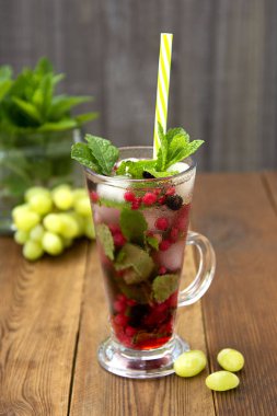 Saman ile cam bardak çilek ile taze meyve çayı, yaz meyve çay içeceği, ahşap arka plan