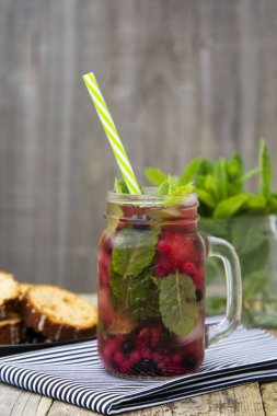 Şık taze buz, soğuk meyve çay arka plan, saman ile Mason kavanoz fincan, yaz meyve çay içeceği, ahşap arka plan