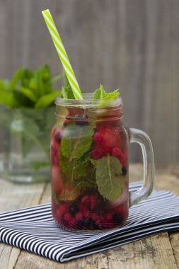 Şık taze buz, soğuk meyve çay arka plan, saman ile Mason kavanoz fincan, yaz meyve çay içeceği, ahşap arka plan