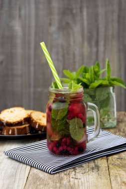 Şık taze buz, soğuk meyve çay arka plan, saman ile Mason kavanoz fincan, yaz meyve çay içeceği, ahşap arka plan