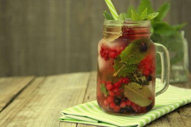 Şık taze buz, soğuk meyve çay arka plan, saman ile Mason kavanoz fincan, yaz meyve çay içeceği, ahşap arka plan. Kopyalama alanı.