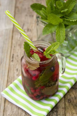 Şık taze buz, soğuk meyve çay arka plan, saman ile Mason kavanoz fincan, yaz meyve çay içeceği, ahşap arka plan