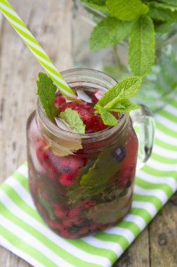 Şık taze buz, soğuk meyve çay arka plan, saman ile Mason kavanoz fincan, yaz meyve çay içeceği, ahşap arka plan