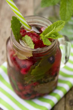 Şık taze buz, soğuk meyve çay arka plan, saman ile Mason kavanoz fincan, yaz meyve çay içeceği, ahşap arka plan