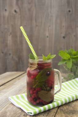 Şık taze buz, soğuk meyve çay arka plan, saman ile Mason kavanoz fincan, yaz meyve çay içeceği, ahşap arka plan