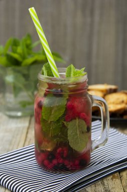 Şık taze buz, soğuk meyve çay arka plan, saman ile Mason kavanoz fincan, yaz meyve çay içeceği, ahşap arka plan