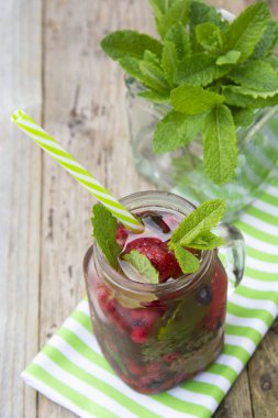 Şık taze buz, soğuk meyve çay arka plan, saman ile Mason kavanoz fincan, yaz meyve çay içeceği, ahşap arka plan