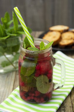 Şık taze buz, soğuk meyve çay arka plan, saman ile Mason kavanoz fincan, yaz meyve çay içeceği, ahşap arka plan