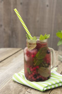 Şık taze buz, soğuk meyve çay arka plan, saman ile Mason kavanoz fincan, yaz meyve çay içeceği, ahşap arka plan