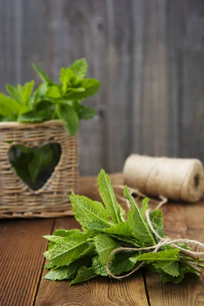 Close up mint leaves on wooden background. Summer drinks or dessert ingredient. Rustic style. Isolated mint — Stock Photo, Image