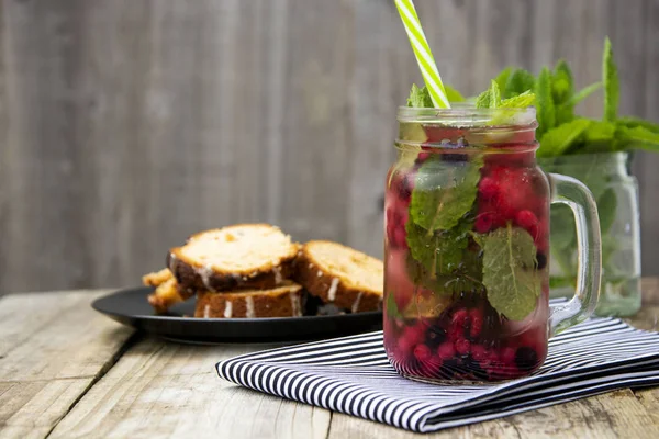 Elegante gelo fresco, fundo de chá de frutas frias, copo de pote de maçã com palha, bebida de chá de frutas de verão, fundo de madeira. Espaço de cópia . — Fotografia de Stock