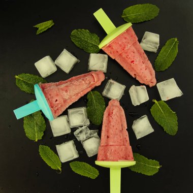 Yaz dondurması. Rustik ahşap arka plan üzerinde ev yapımı berry popsicles. Taze çilekli lolidondurma. Çocuklar için greate tedavi.
