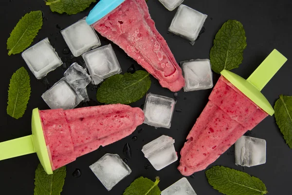 Summer icecream. Homemade berry popsicles on a rustic wood background. Fresh strawberry lolly icecream. Greate treat for kids. — Stock Photo, Image