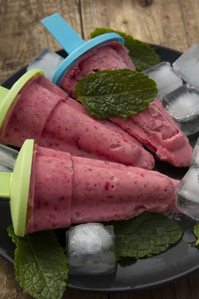 Helado de verano. Paletas de bayas caseras sobre un fondo de madera rústica. Helado de lolly fresa fresca. Gran regalo para los niños . — Foto de Stock