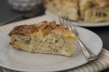 Dilim taze ev yapılan süzme peynir kek veya maya hamurlu pasta. Sağlıklı, ev yapımı pasta. Kahvaltı lık.