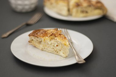 Dilim taze ev yapılan süzme peynir kek veya maya hamurlu pasta. Sağlıklı, ev yapımı pasta. Kahvaltı lık.