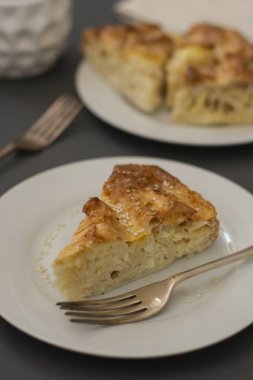 Dilim taze ev yapılan süzme peynir kek veya maya hamurlu pasta. Sağlıklı, ev yapımı pasta. Kahvaltı lık.