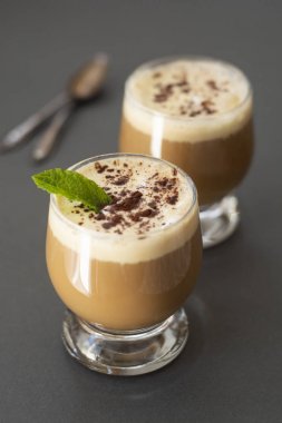 Vanilyalı dondurma ve espresso ile kahve soğuk içecek. Cam deliciouse yaz ferahlatıcı içecek.