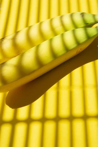Αφηρημένη, δημιουργική κίτρινη υφή καλοκαιριού. Μπανάνα σε κίτρινο φόντο isoalted, αντίγραφο χώρου. — Φωτογραφία Αρχείου