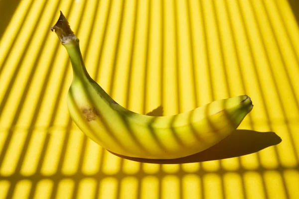 Textura veraniega abstracta y creativa de color amarillo. Plátano sobre fondo amarillo isoaltado, espacio de copia . —  Fotos de Stock