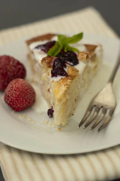Trozos de pastel con queso con frutas. Pastel de requesón, pastelería o panadería de fabricación artesanal . — Foto de Stock