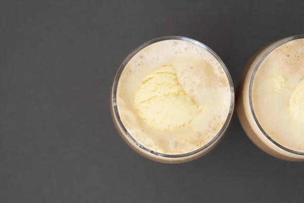 Kaffee Kaltgetränk mit Eis und Espresso. affogato köstliches sommerliches Erfrischungsgetränk im Glas. Ansicht von oben, Kopierraum. — Stockfoto