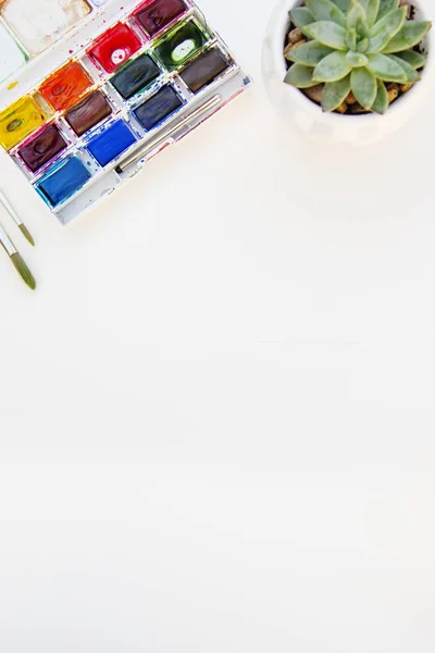 Σετ χρωμάτων υδατογραφήσεων απομονωμένα για ζωγραφική σε κοντινό πλάνο. Επιλεκτική εστίαση. Τέχνη, δημιουργικό φόντο με χώρο αντιγραφής. — Φωτογραφία Αρχείου