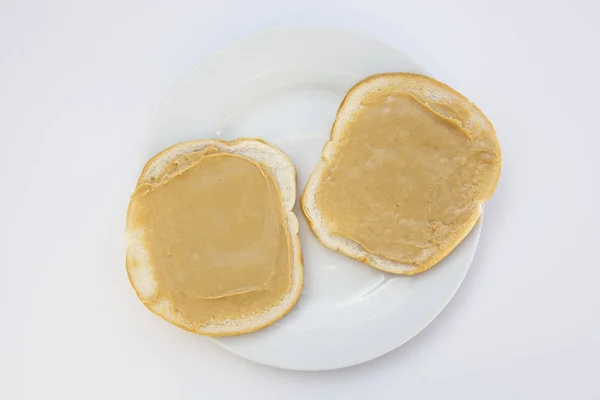 Café da manhã sanduíche de manteiga de amendoim ou lanche no fundo branco . — Fotografia de Stock