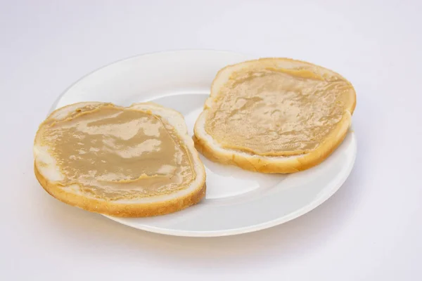 Café da manhã sanduíche de manteiga de amendoim ou lanche no fundo branco . — Fotografia de Stock