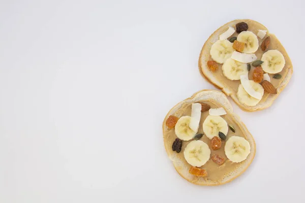 Fıstık ezmeli sandviç kahvaltı veya beyaz arka plan üzerinde snack. — Stok fotoğraf