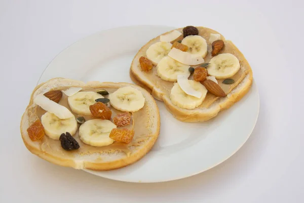 Café da manhã sanduíche de manteiga de amendoim ou lanche no fundo branco . — Fotografia de Stock