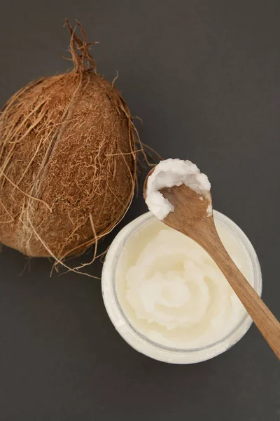 Bouteille de beurre de noix de coco fraîche, pour des soins de beauté ou des aliments végétaliens sains . — Photo