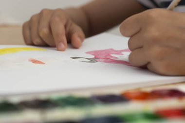 Suluboya, hobi, eğitim ile çocuk el boyama detay.